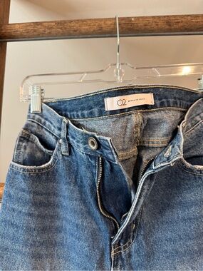 Q2 Women's Straight Leg Jeans in Medium Blue